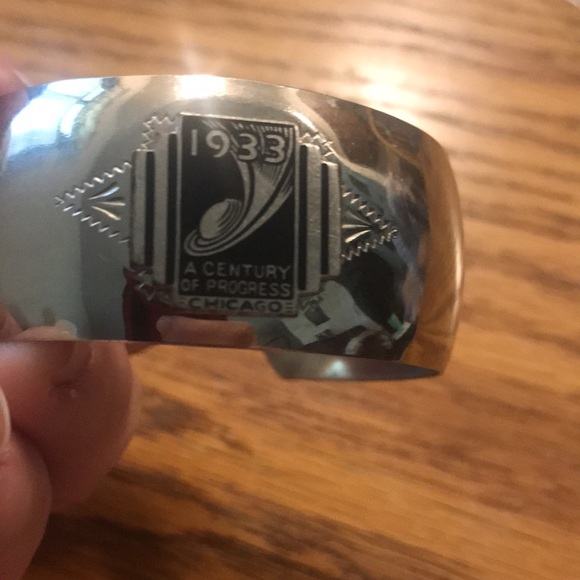 Vintage collectible 1933 Chicago worlds fair cuff bracelet - Picture 4 of 4